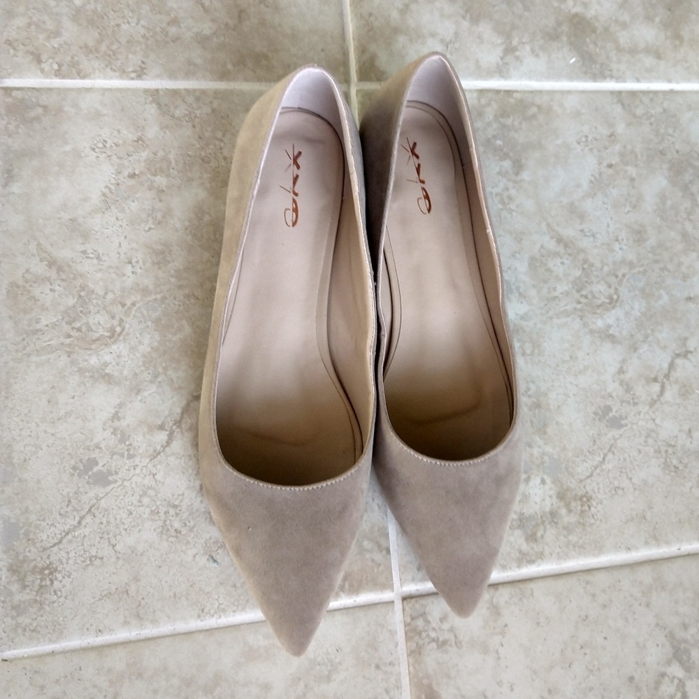 XYD studded tan point toe flats, size 10